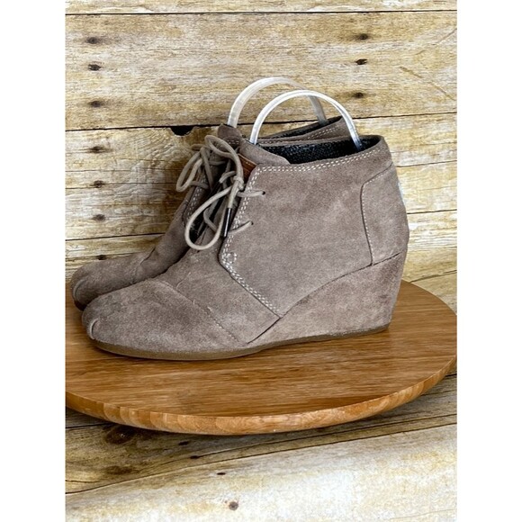 TOMS TAN SUEDE LACE UP CASUAL DESERT WEDGE ANKLE BOOTIES EVERYDAY ANKLE BOOTS - Picture 1 of 14